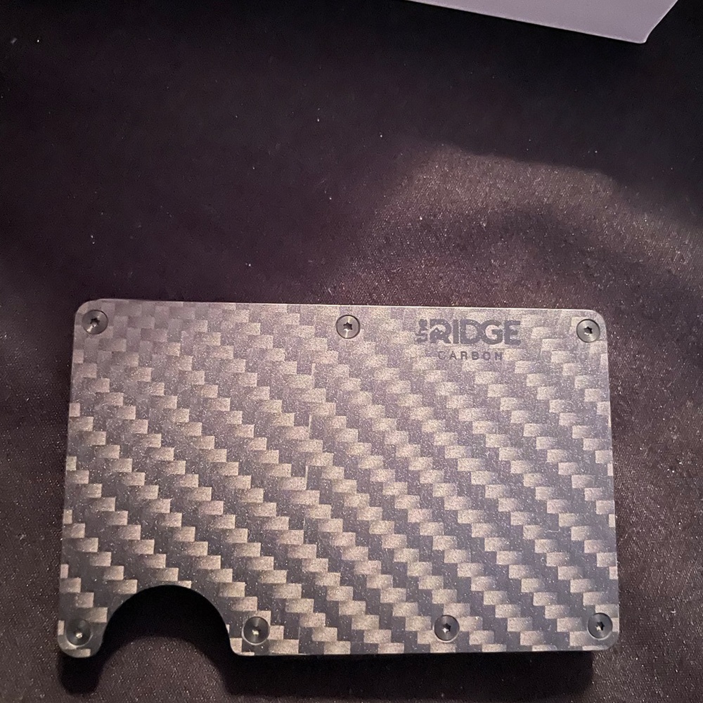 The ridge Minimal carbon fibre wallet.